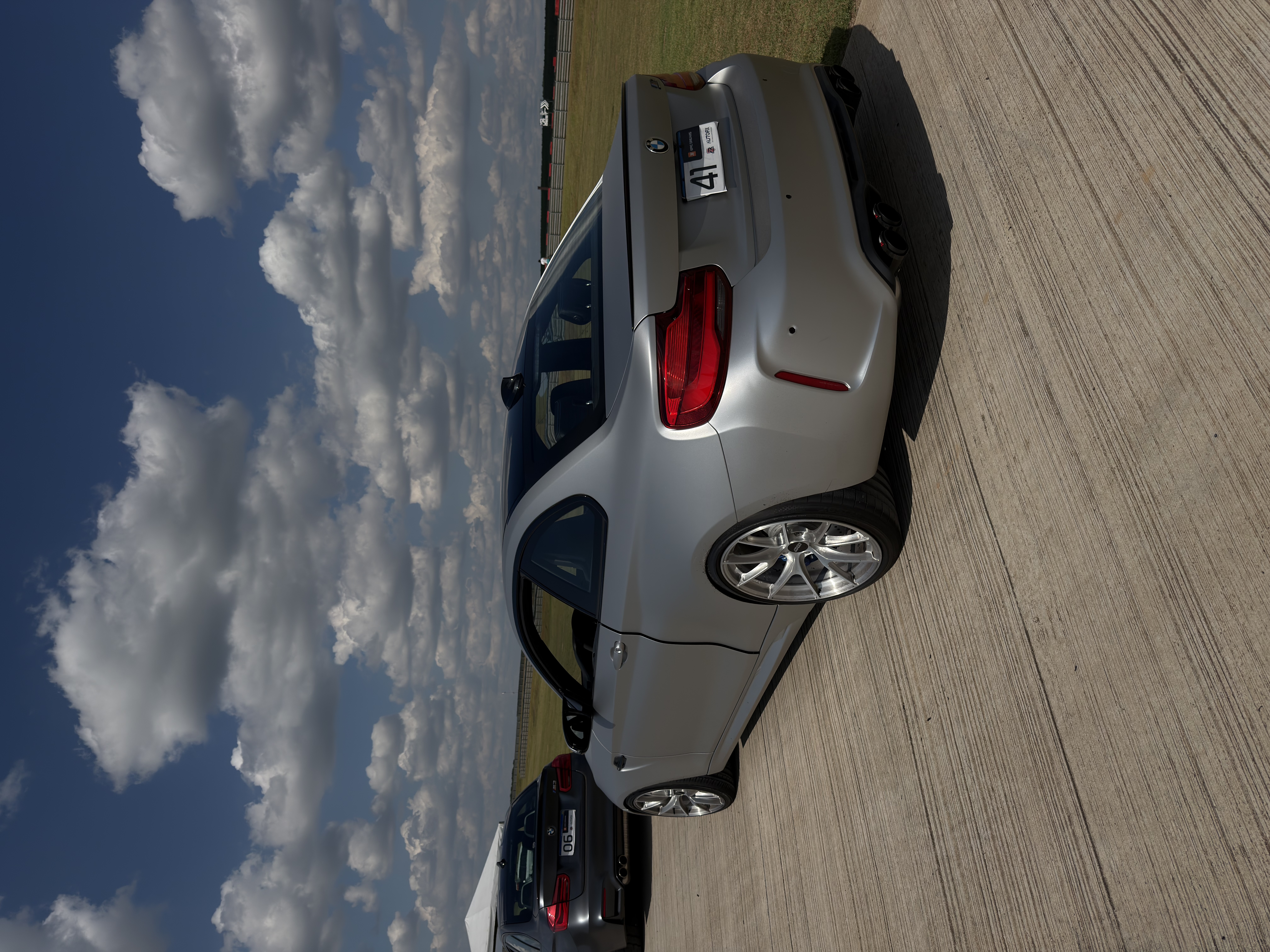Clio 1.6 track day ultrapassando Mustang